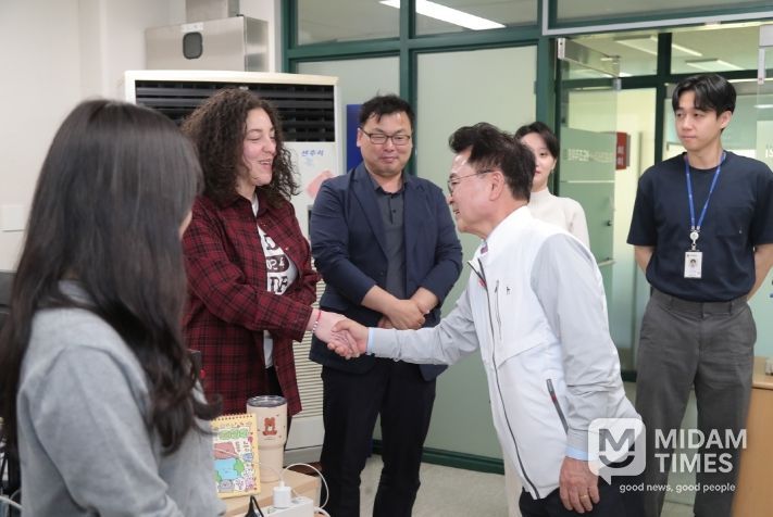 육동한 춘천시장, 세계태권도품새선수권대회 유치 직원 격려