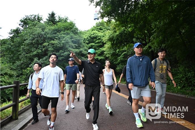 오세훈 서울시장이 '아침현장소통' 첫 날인 15일 오전 시민과 함께 남산 북측순환로를 달리고 있다. 오 시장은 이날 국립극장~중부공원여가센터 2km 구간을 달리고 남산 샤워장을 점검했다.