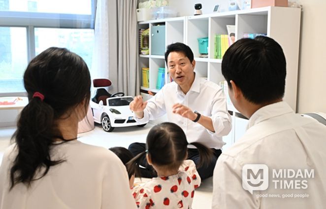 15일 광진구 자양동 ‘미리내집’을 방문한 오세훈 서울시장이 입주자 부부와 대화를 나누고 있다.