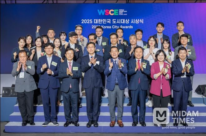 강동구 2025년 대한민국 도시대상 국토교통부 장관상 수상(맨앞 줄 오른쪽에서 두번째 이수희 강동구청장)