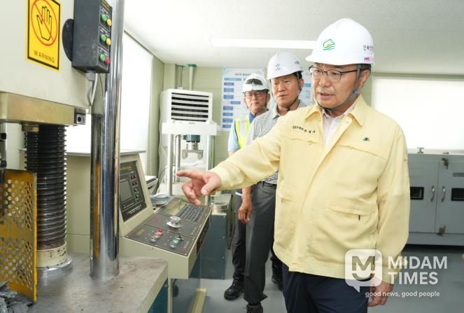 현장 점검을 하고 있는 류경기 중랑구청장