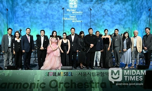 오세훈 서울시장이 20일(토), 북서울꿈의숲 청운답원에서 열린 ‘서울시향 파크 콘서트’에서 서울시향 단원 및 내빈과 기념 촬영하고 있다.