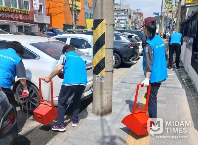 석남2동 거리를 청소하는 통장들