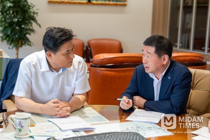 증평군 한국 수자원공사 방문(문숙주 수자원공사 수도부문장과 이야기나누는 이재영군수)