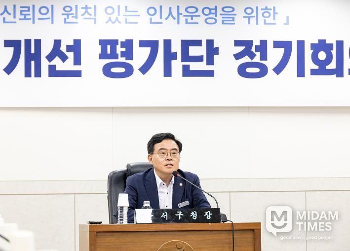 진교훈 강서구청장이 지난 6월 구청 대회의실에서 열린 ‘인사운영 개선 평가단 정기회의’에서 인사말을 하고 있다.