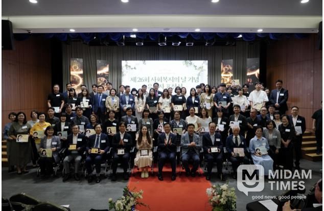 이승로 성북구청장과 관계자들이 기념촬영을 하고 있다)