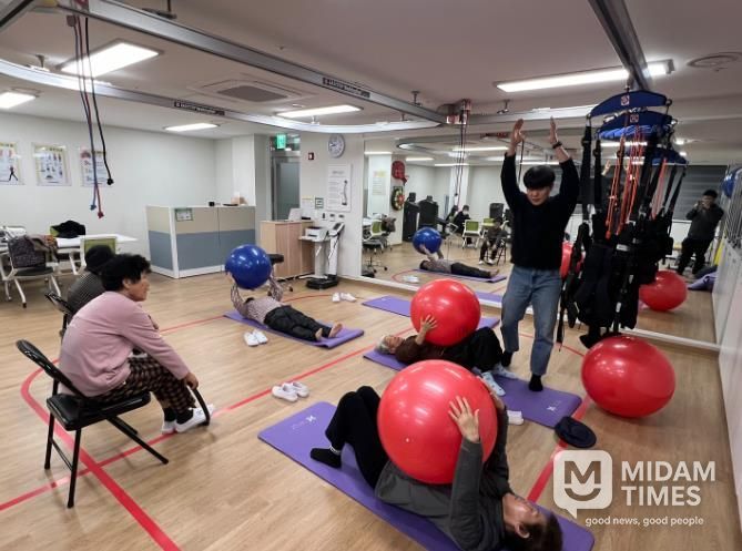 고령자 복지주택에서 입주민을 대상으로 여러 프로그램을 진행하고 있다.