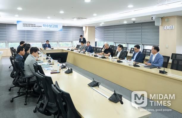 천안시는 지난 22일 시청 중회의실에서 ‘천안형 인공지능산업 육성 및 지원계획 수립 용역’ 착수보고회를 개최했다.