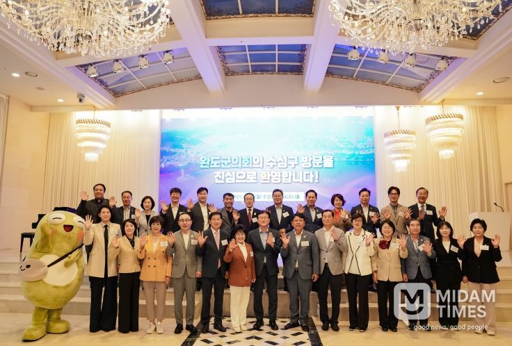 지난 22일 수성구의회는 완도군의회를 초청하여 화합의 시간을 가진 뒤 기념촬영을 하고있다.