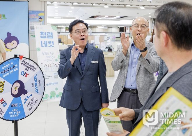 진교훈 강서구청장(정면 왼쪽)이 ‘출근길 청렴 UP! 캠페인’에서 ‘청렴 룰렛’지기로 변신해 직원들과 함께 문제를 풀며 소통하고 있다.