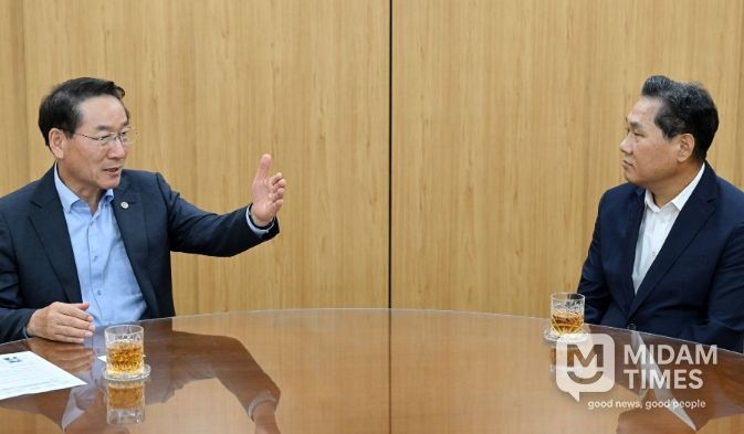 유정복 인천광역시장이 23일 시청 접견실에서 김용석 국토교통부 대도시권광역교통위원회 위원장 접견하고 협력방안 등을 논의하고 있다.