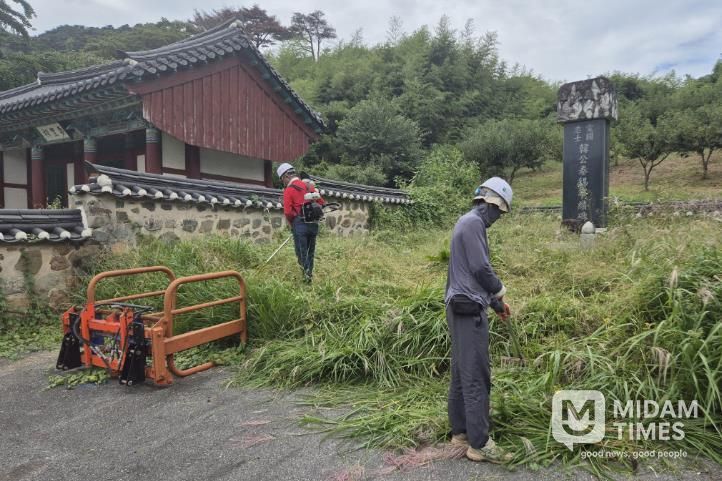 지난 22일, 관내 현충시설의 환경정비를 진행하고 있다.