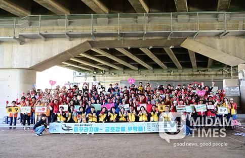지난 23일, (사)대구동구자원봉사센터 단체협의회(회장 이종수)와 함께 ‘금호강 환경정화 캠페인’을 실시했다.