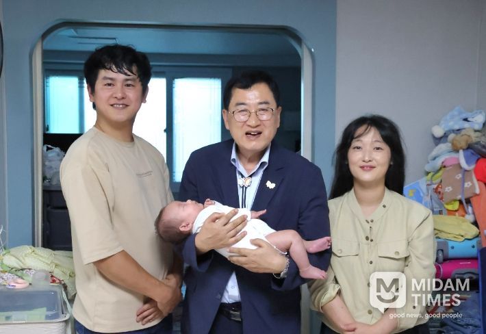 주낙영 경주시장, 충효동 여섯째 출산 가정 방문