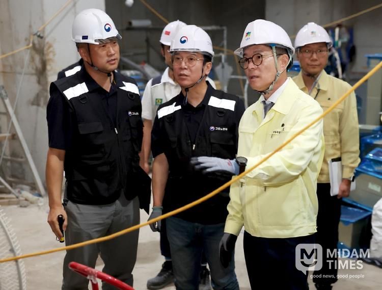 정원오 성동구청장과 김영훈 고용노동부 장관이 성동구의 건설 현장을 합동점검 중인 모습