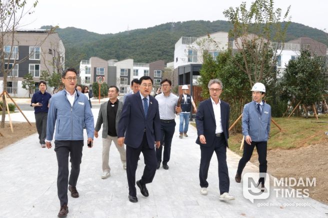 주낙영 경주시장이 24일 APEC 지원인력 숙소로 활용될 한수원 동천 사택 신축 현장을 둘러보고 있다.