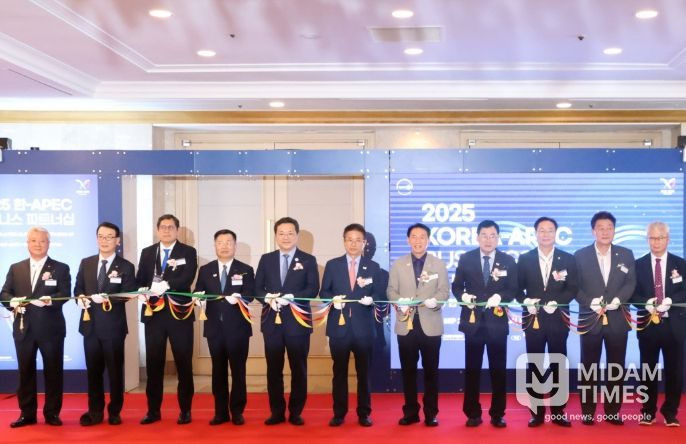 24일 경주 라한셀렉트 호텔에서 열린 ‘2025 한-APEC 비즈니스 파트너십’ 개막식에서 주요 내빈들이 테이프 커팅을 하고 있다.