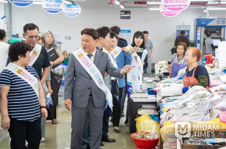 군산수산물종합센터 상인 격려 방문1