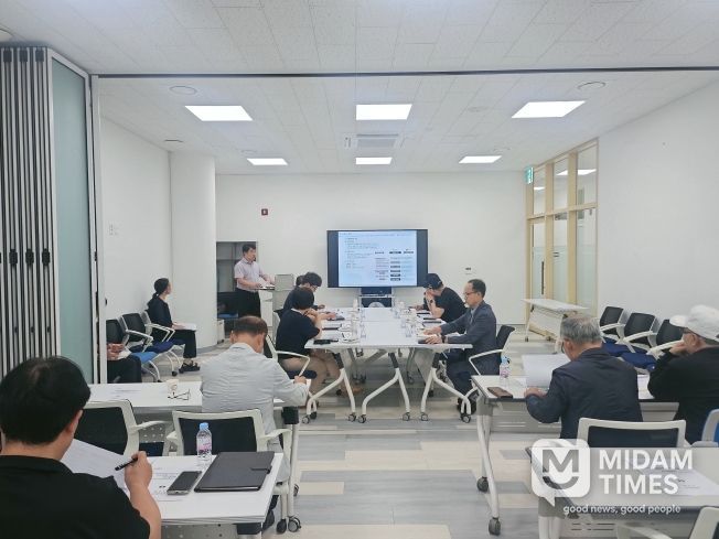 충주시 탄소중립그린도시 사업 주민설명회 개최(관계자가 사업에 대해 설명을 진행하고 있다.