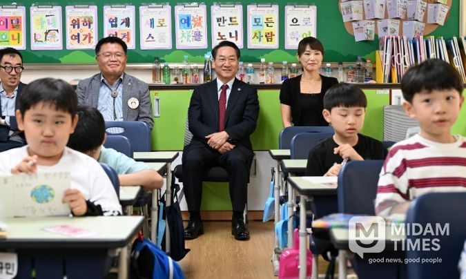 유정복 인천광역시장이 25일 남동구 상아초등학교에서 늘봄프로그램 '지구를 지키는 초록이' 수업을 참관하고 있다.