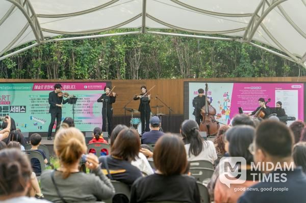 지난 20일 열린 유모차 콘서트에서 루체현악앙상블이 무대를 선보이고 있다.