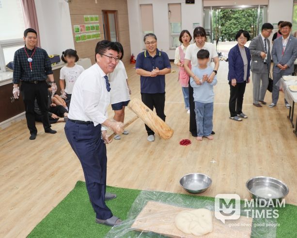윤건영 충북교육감, 현양원 아이들과 함께 명절맞이 놀이 즐겨