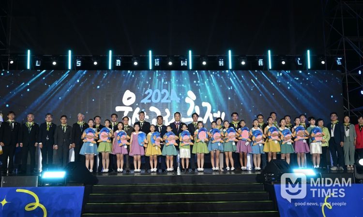 제29회 울산고래축제 화려한 개막...고래의 선물로 빛나는 장생포