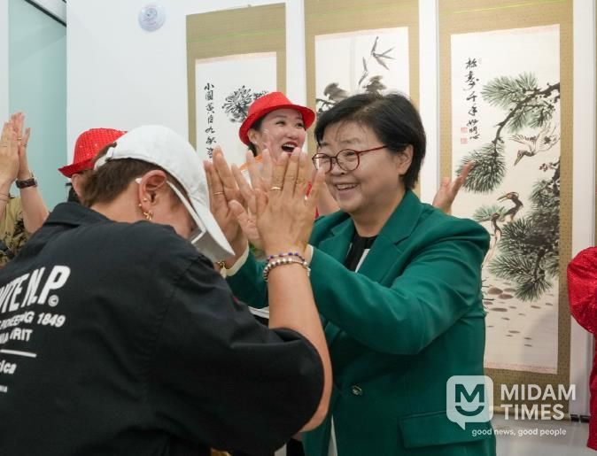 이순희 강북구청장이 24일 자치회관 프로그램 발표‧전시회를 찾아 주민들을 격려하고 있다.