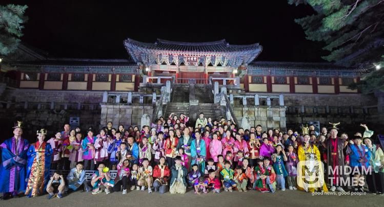 2025 세계유산축전 경주역사유적지구 ‘빛으로 쓰는 이야기 IN 불국사’에 참여한 관람객 단체 기념촬영