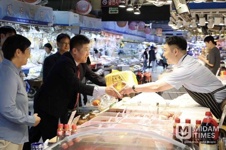 추석맞이 민생행보 팔 걷은 김정헌 중구청장, 전통시장 장보기 나서