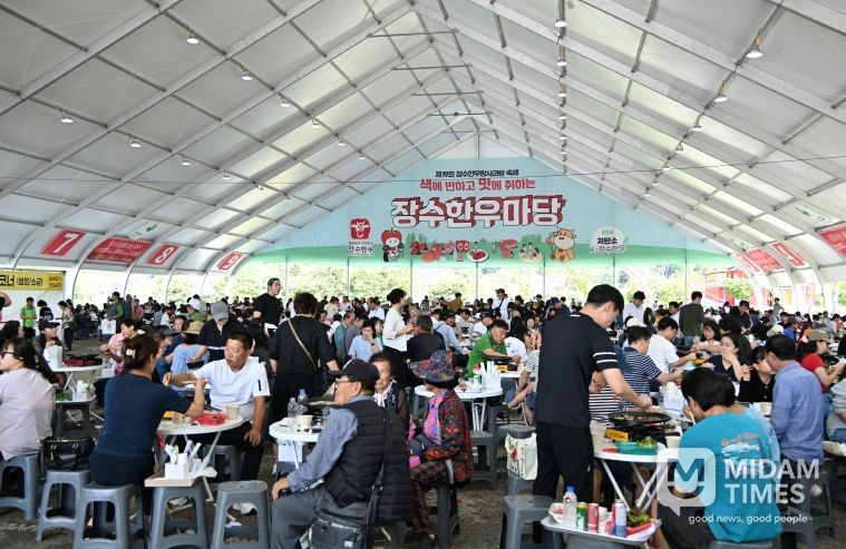 장수한우랑사과랑 축제장 인파(한우마당)