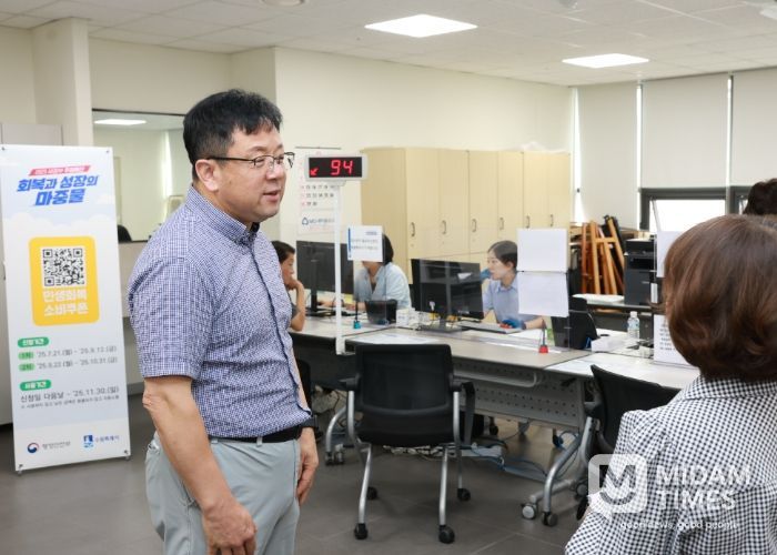 김현수 수원시 제1부시장이 26일 영화동행정복지센터를 찾아 민생회복 소비쿠폰 신청 현장을 살펴보고 있다.