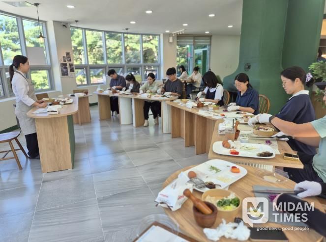 임신부부 10쌍을 대상으로 치유음식 체험이 진행되고 있다.