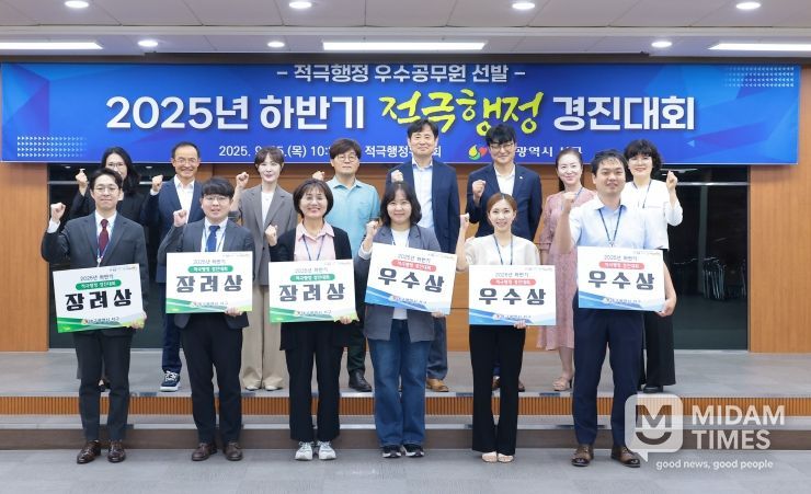 대구 서구, 선발된 6명의 적극행정 우수공무원들과 적극행정위원회 위원들이 기념촬영을 하고 있다.