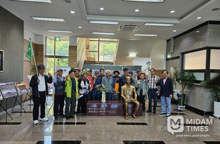 내려받기2. 기념관을 관람하는 은풍초등학교 학생들