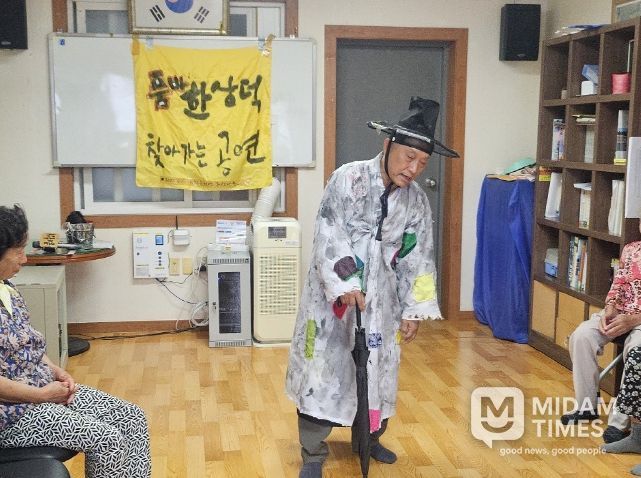 한상덕 전 경상국립대 교수, 온정마을 경로당서 첫 품바 공연