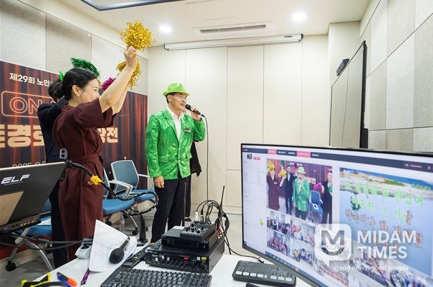 스마트경로당 화상 시스템을 통해 어르신들의 실시간으로 노래 경연이 열리고 있는 가운데 이기재 양천구청장(사진 오른쪽)이 초정가수로 현장 섭외돼 가창력을 뽐내며 열기를 더하고 있다.