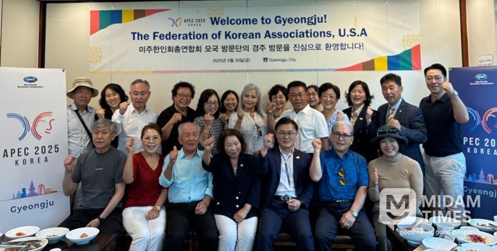 송호준 경주부시장이 26일 지역의 한 음식점에 열린 미주한인회총연합회 오찬 간담회에서 기념 촬영을 하고 있다.