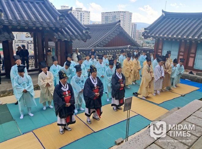 (사)구강서원보존회(이사장 고문구)가 9월 27일(토) 오전 10시 30분 구강서원 내 숭도사에서 2025년 추기향례를 봉행했다. 이번 행사에는 울산 지역 각 문중대표와 서원 원장, 성균관 유도회 회원, 지역 유림 등 200여 명이 참석했다.