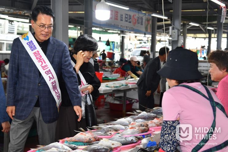 울산 울주군이 추석 명절을 맞아 28일 남창옹기종기시장에서 ‘추석맞이 전통시장 장보기 행사’를 개최한 가운데 이순걸 군수와 관계 공무원들이 제수용품을 구입하고, 전통시장 이용 홍보 캠페인을 펼쳤다.