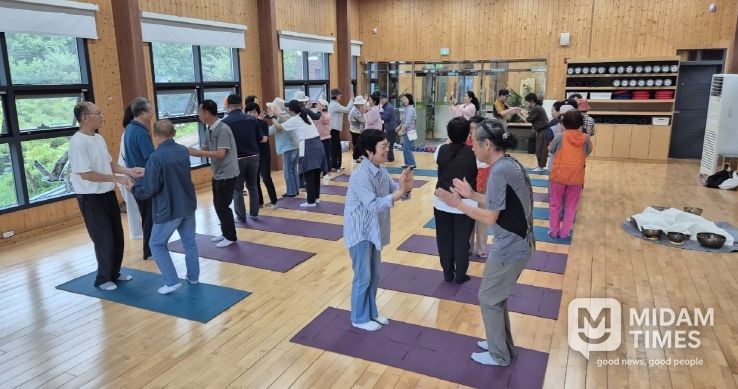포항시 북구 치매안심센터는 지난 25일 내연산 치유의 숲에서 등록 초기 치매 환자와 가족 20여 명을 대상으로 산림 치유 프로그램을 운영했다.