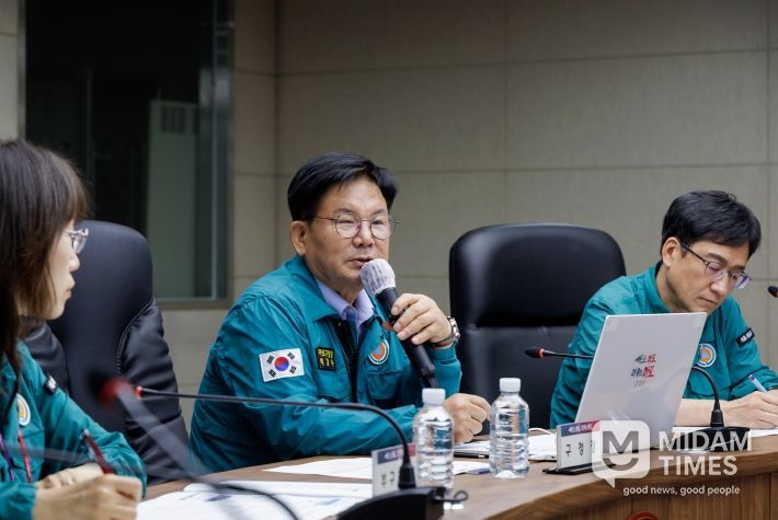 국가정보자원관리원 화재 관련 비상대책회의를 주재하고 있는 박강수 마포구청장