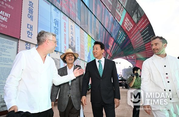 오세훈 서울시장이 26일(금) 열린송현 녹지광장에서 열린 '제5회 서울도시건축비엔날레' 전시 사전투어에서 대형조형물 '휴머나이즈 월(Humanise Wall)' 작품설명을 듣고 있다.