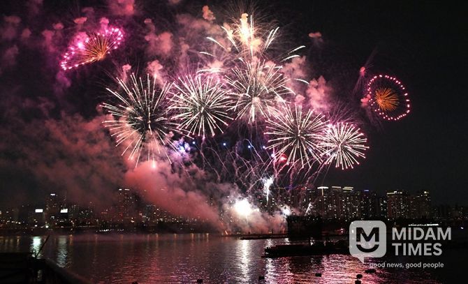 '2025 서울세계불꽃축제'가 27일(토) 오후 여의도한강공원 일대에서 열렸다.