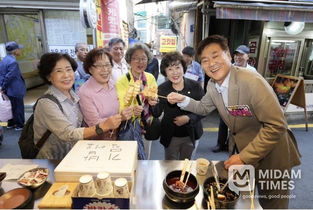 추석을 앞두고 창신골목시장을 찾은 정문헌 종로구청장