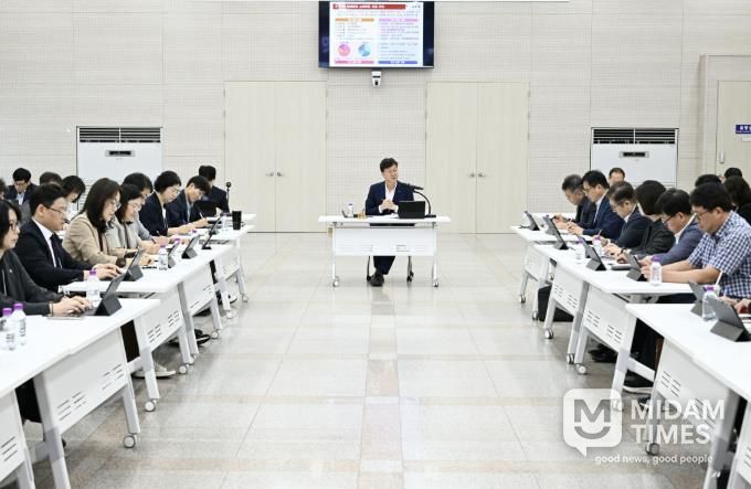 이민근 안산시장이 간부 공무원들과 회의를 진행하고 있다.