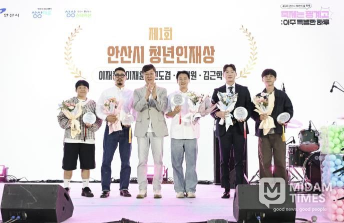 이민근 안산시장(왼쪽 세번째)이 중앙동 공영주차장에서 열린 ‘제5회 안산시 청년의 날 축제’에서 청년인재상 수상자들과 기념촬영을 하고 있다.