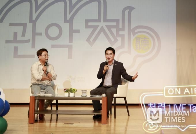 주민들의 건의사항에 대해 즉석에서 답변하고 있는 박준희 관악구청장