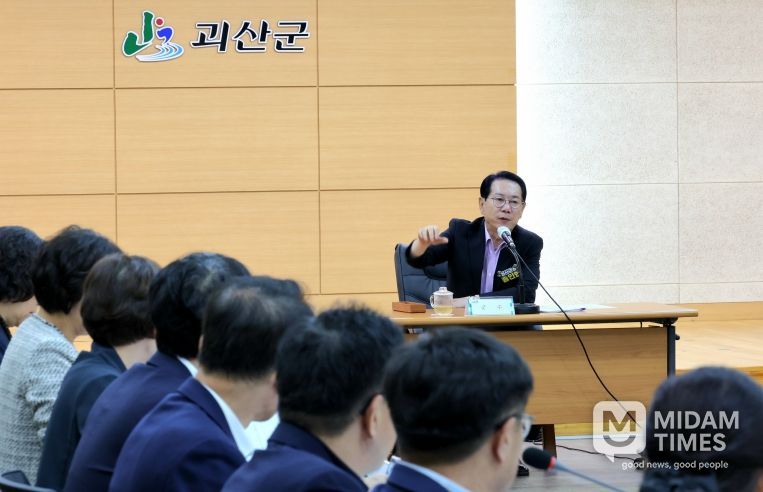 월례간부회의를 주재하는 송인헌군수