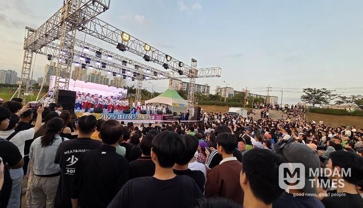 제17회 파주 문산거리축제 성황리에 종료… 문산천 노을길 가득 메워